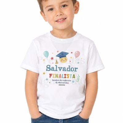 Camisola branca de criança com estampa colorida e texto de formatura