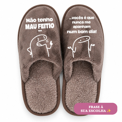Chinelos castanhos felpudos com frases engraçadas e ilustrações brancas