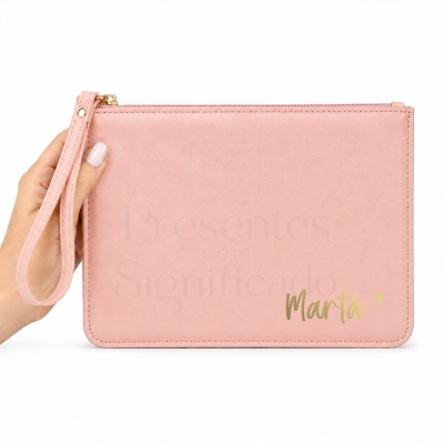 Carteira rosa com fecho dourado, alça para pulso, nome Marta e coração dourados, segurada por mão.