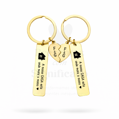 Porta-chaves dourados com pendentes gravados e coração partido