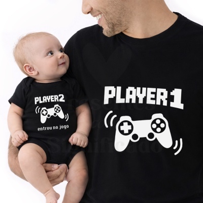 Pai e bebé com camisolas pretas PLAYER 1 e PLAYER 2 entrou no jogo com comandos de videojogo brancos