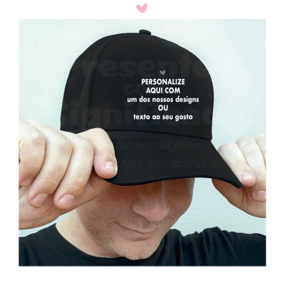 Boné preto com texto branco personalizado na parte frontal em fundo branco.