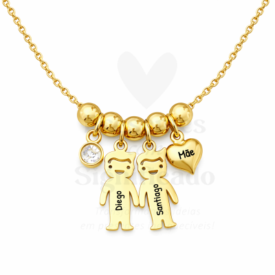 Colar dourado com pendentes de bonecos, coração e pedra brilhante