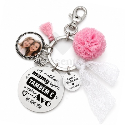Porta-chaves com pendentes gravados, foto, pompom rosa, franja rosa e laço branco rendado