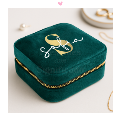Caixa verde de veludo com fecho dourado e nome Sofia impresso