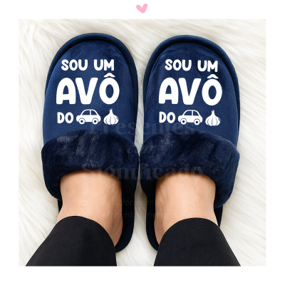 Pantufas azuis com texto e ícones brancos