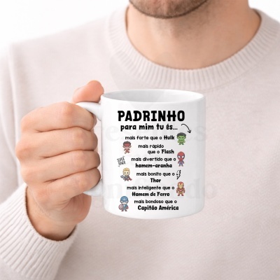 Caneca branca com texto e ilustrações de super-heróis em português