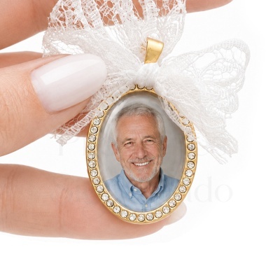 Pingente oval dourado com foto e laço de renda branco