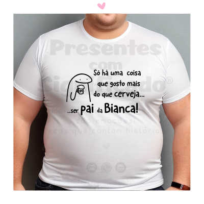 T-shirt branca com texto e desenho de copo de cerveja