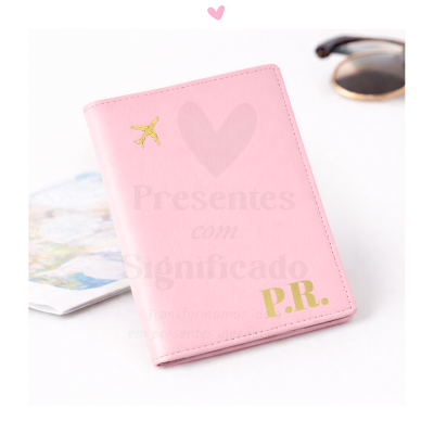 Capa de passaporte rosa com avião dourado e letras P.R.