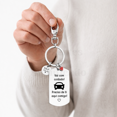 Chaveiro metálico prateado com pendentes de texto e coração vermelho