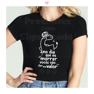 T-shirt preta com estampa branca e texto em português