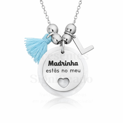 Colar prateado com pendente circular gravado e pompom azul claro