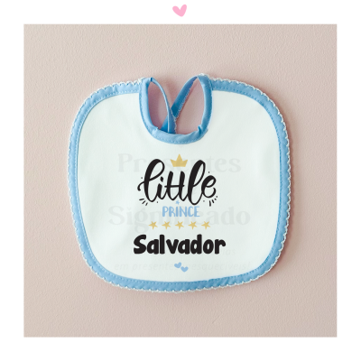 Babete branco com borda azul claro com texto 