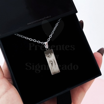 Colar de corrente prateada com pendente retangular de olhar em caixa preta