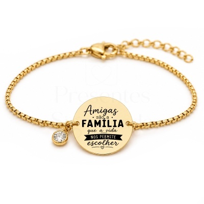 Pulseira dourada com medalha redonda com texto gravado e pendente com pedra brilhante