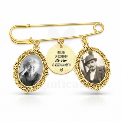 Alfinete de segurança dourado com fotos e pendente com mensagem