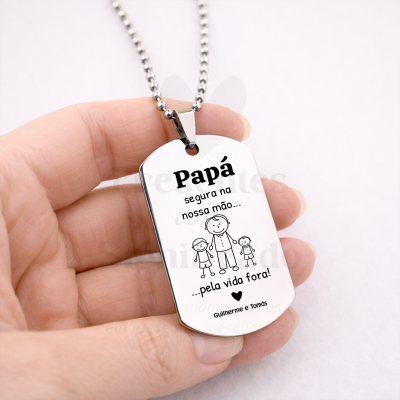 Colar com pendente metálico com gravação para pai e filhos em fundo branco.