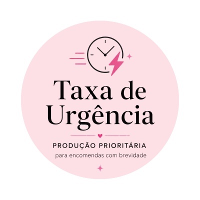 Etiqueta redonda cor-de-rosa com texto preto e rosa sobre taxa de urgência e produção prioritária