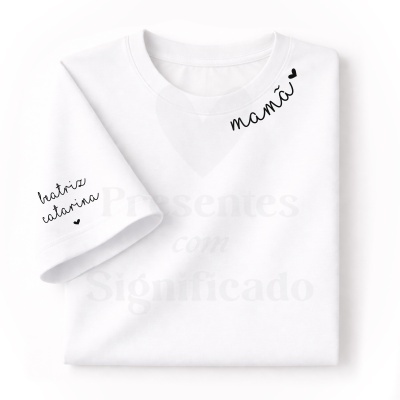 T-shirt branca com texto preto mamã na gola e beatriz catarina na manga