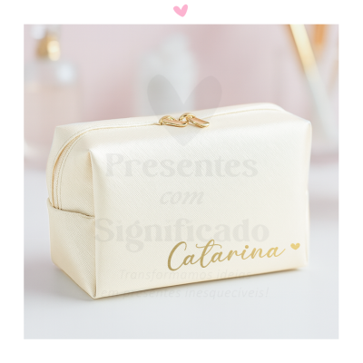 Necessaire creme com fecho dourado e nome Catarina impresso