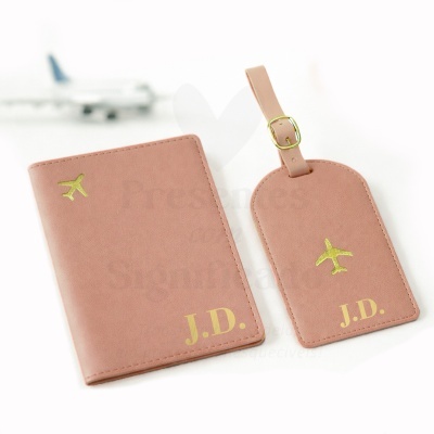 Capa de passaporte e etiqueta de bagagem rosa com avião dourado e iniciais J.D.