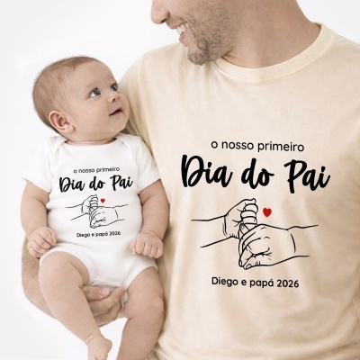Body branco e t-shirt bege com mensagem Dia do Pai e ilustração de mãos dadas.