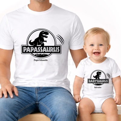T-shirt branca para adulto e body branco para bebé com estampado de dinossauro e texto relacionado ao papá e ao bebé.