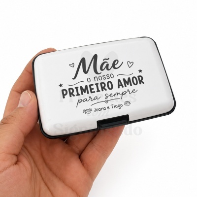 Porta-cartões branco com texto para mãe e desenhos infantis em preto
