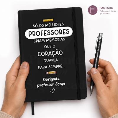 Caderno preto para professores com texto e ilustrações, segurado por mãos, com caneta preta ao lado.