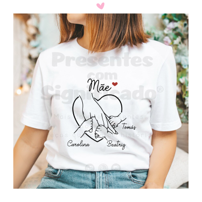 T-shirt branca com desenho de mãe e filhos e nomes Carolina, Tomás e Beatriz