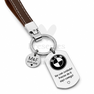 Porta-chaves com pele castanha e pendentes metálicos com texto e logótipo BMW
