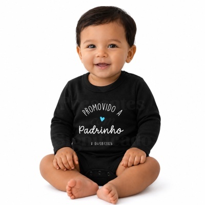 Body de bebé preto com texto PROMOVIDO A Padrinho A 04/08/2026