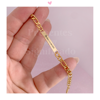 Pulseira dourada com plaqueta gravada 'Pedro - 15.08.21'