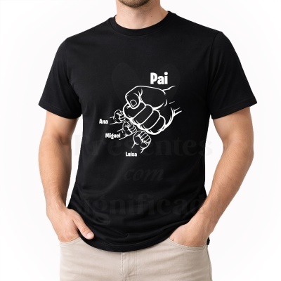 T-shirt preta com estampa de punhos e nomes em branco