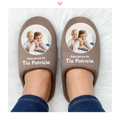 Chinelos castanhos com foto de crianças e texto personalizado.