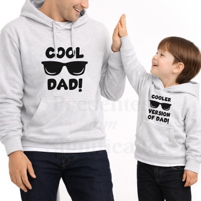 Duas pessoas com sweatshirts cinza com frases de pai e filho e desenhos de óculos escuros.