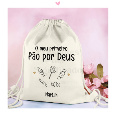 Mochila bege com cordão e texto preto, decorada com desenhos de doces e nome Martim