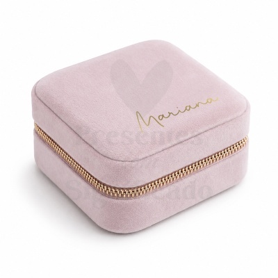 Caixa de veludo rosa claro com fecho dourado e nome Mariana