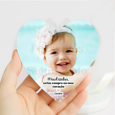 Fotografia em forma de coração com criança sorridente e texto para madrinha