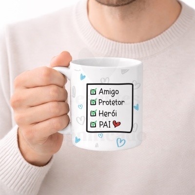 Caneca branca com texto em português e corações coloridos
