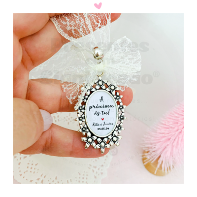 Medalhão decorativo com fita de renda branca e texto comemorativo