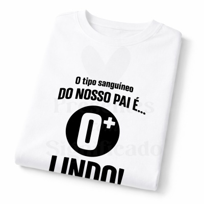 T-shirt branca com texto em preto sobre tipo sanguíneo do pai.