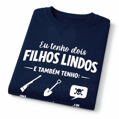 Camisola azul escura com texto branco e ilustrações dobrada sobre fundo branco.