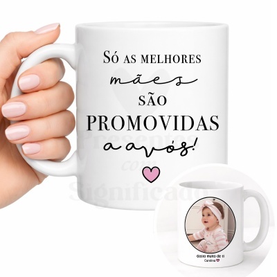 Caneca branca com texto em português e foto de bebé com nome Carolina