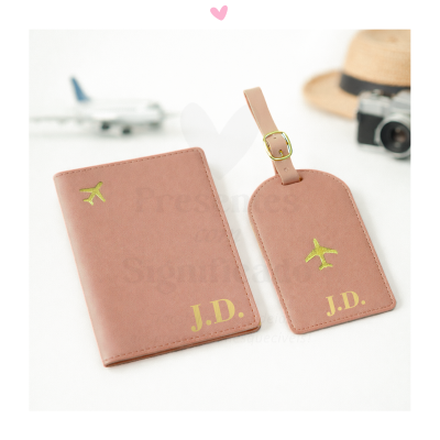 Conjunto de porta-passaporte e etiqueta de bagagem rosa com iniciais J.D.