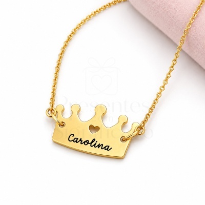 Colar dourado com pendente em forma de coroa e nome Carolina gravado
