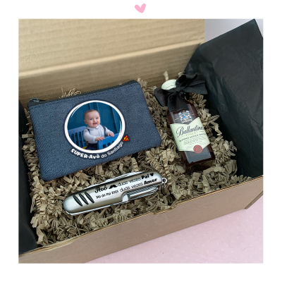Caixa de presente com carteira azul, porta-moedas personalizado com foto de bebé, garrafa de Ballantine's e caneta com texto personalizado