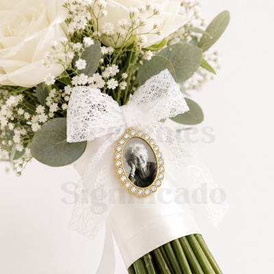 Ramo de flores brancas com medalhão e laço rendado