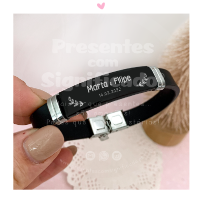 Pulseira preta com gravação personalizada num fundo claro e toalha de renda